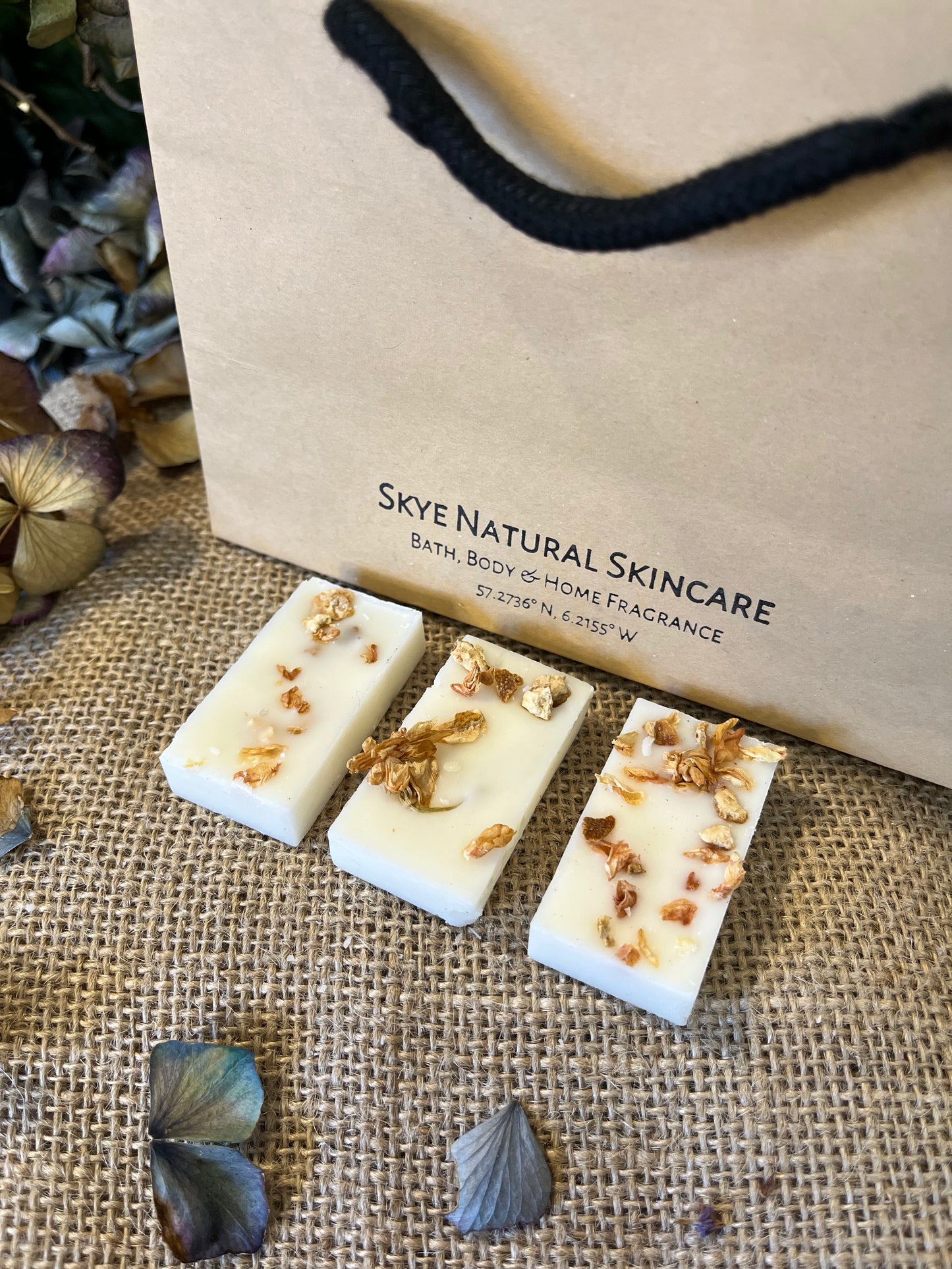 Wax Melts - Summer Rainwax meltWax Melts - Summer RainTop notes of lemon verbena & lemongrass accompany pink peony, white flowers and ylang ylang. A hint of coffee and incense leaves an indulgent base. Decorated witScribe & GrowScribe & GrowWax Melts - Summer Rain