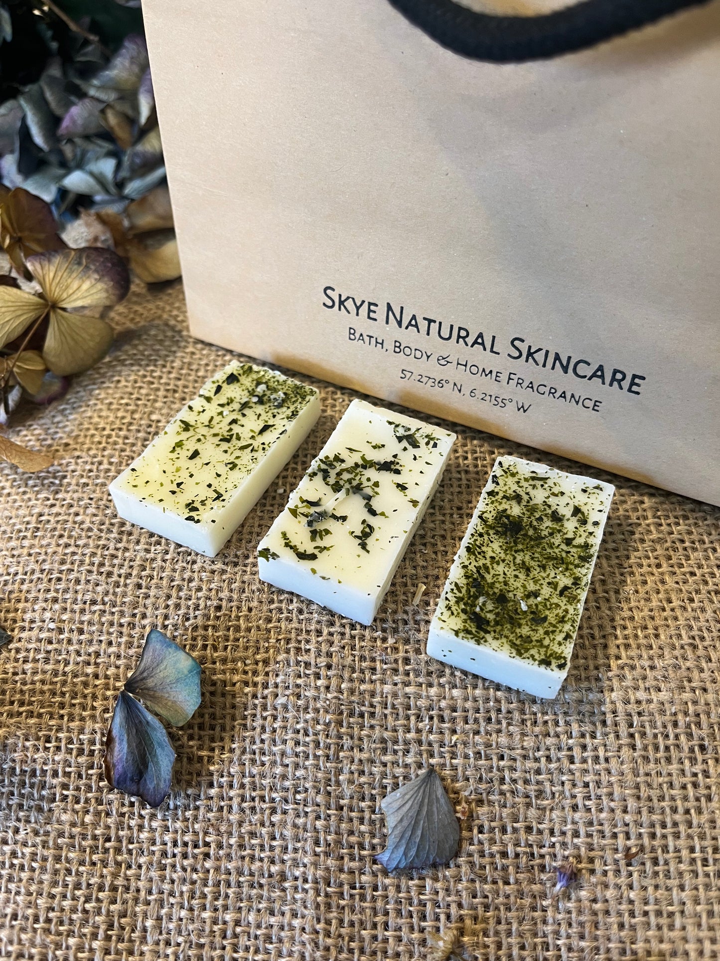 Wax Melts - Seaweed & Juniperwax meltWax Melts - Seaweed & JuniperA fresh invigorating scent, opening with refreshing notes of white tea, lemon, mandarin, pear, and green tea with a light floral background. Decorated with Isle of SScribe & GrowScribe & GrowWax Melts - Seaweed & Juniper